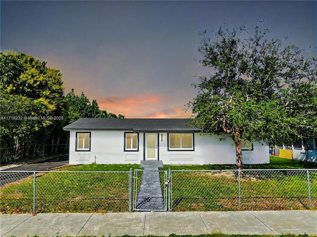 view of front of house featuring a yard