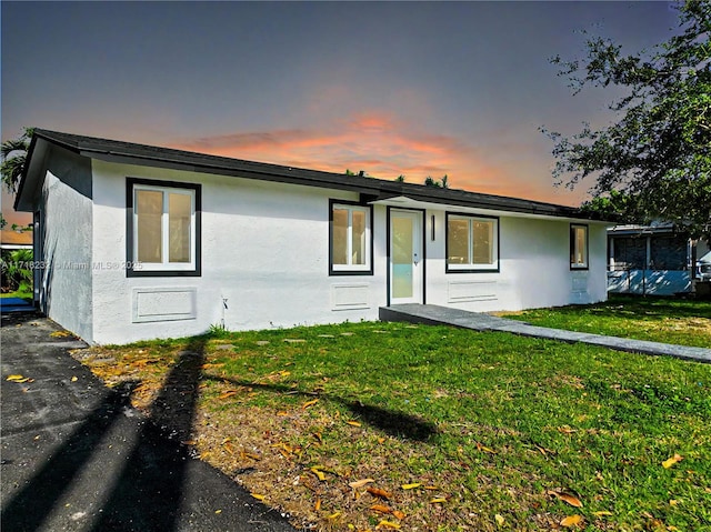 view of front facade with a lawn