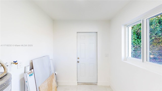 laundry room featuring light tile patterned floors