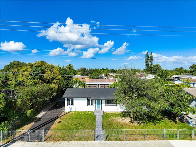 view of front of property featuring a front yard