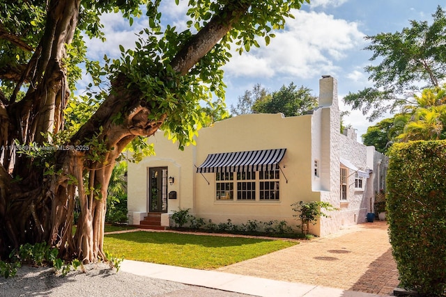 view of front of property featuring a front lawn