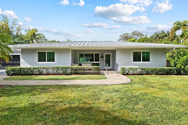 view of front of house featuring a front yard