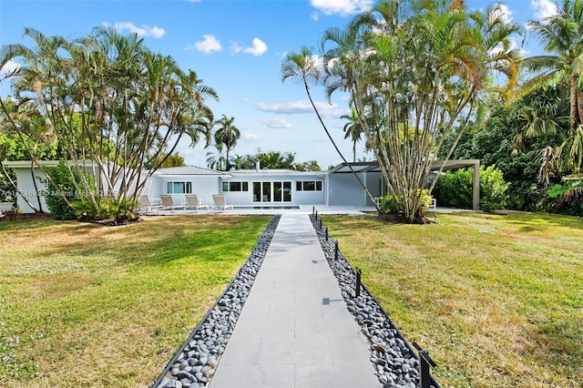 view of front of property featuring a front yard