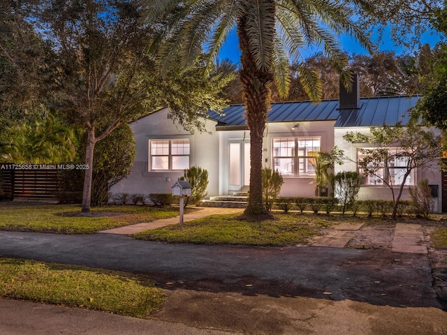 view of front of property featuring a front lawn