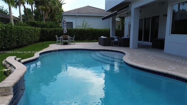 view of swimming pool featuring an outdoor hangout area and a patio area