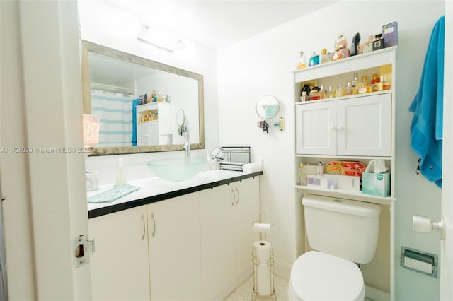 bathroom with toilet, a shower with shower curtain, and vanity