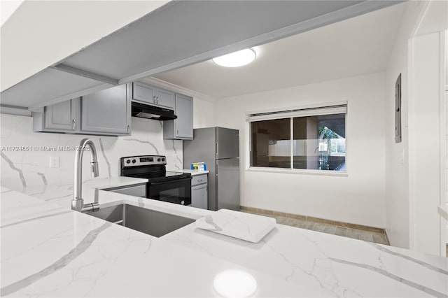 kitchen with sink, tasteful backsplash, stainless steel fridge, electric stove, and gray cabinetry