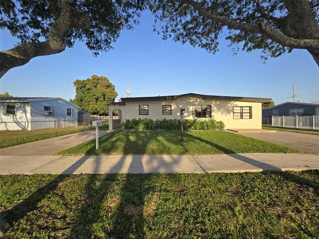 view of front of house with a front yard