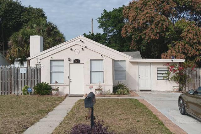 view of front of property with a front lawn