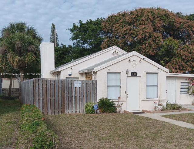 view of front of property with a front yard