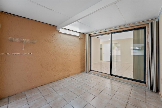 unfurnished room featuring light tile patterned floors