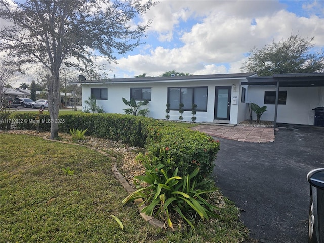 view of front of home with a front lawn