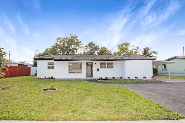 view of front of property featuring a carport and a front yard