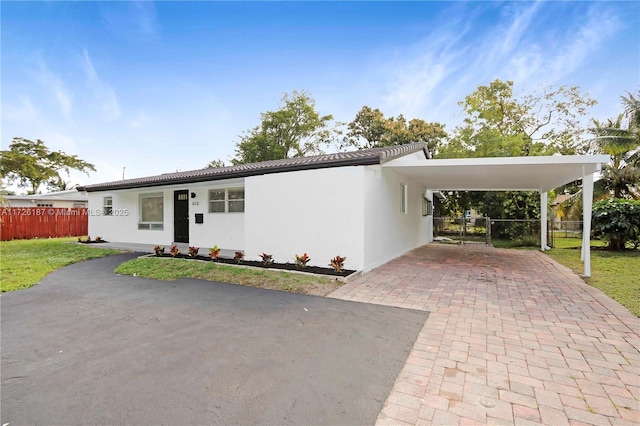 view of front facade featuring a front yard and a carport