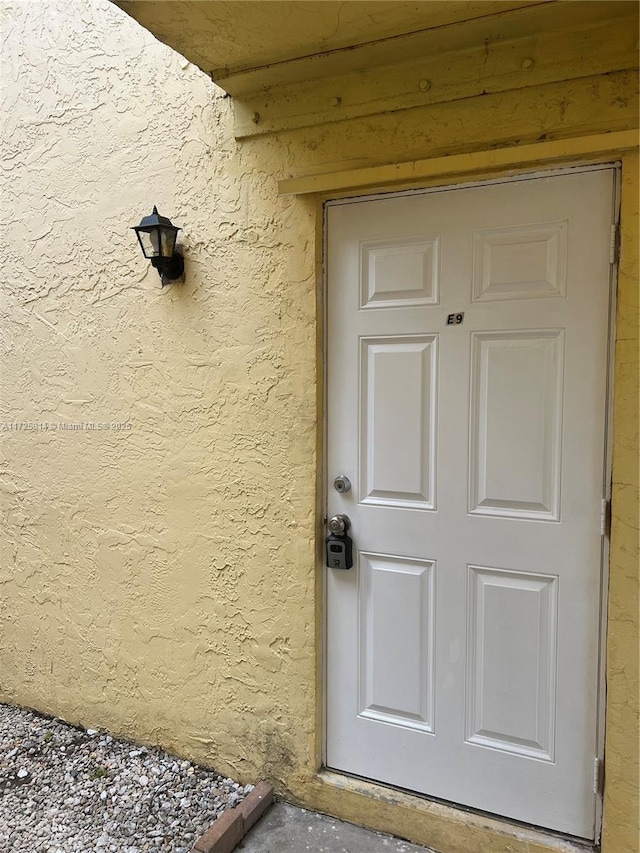 view of exterior entry with stucco siding