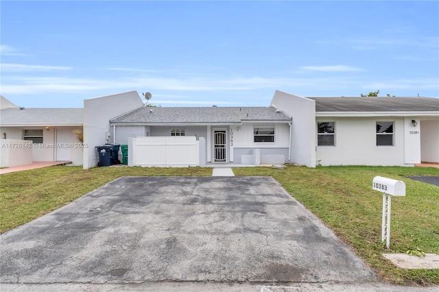 view of front of property featuring a front lawn