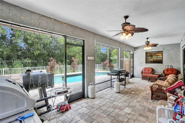 sunroom with ceiling fan