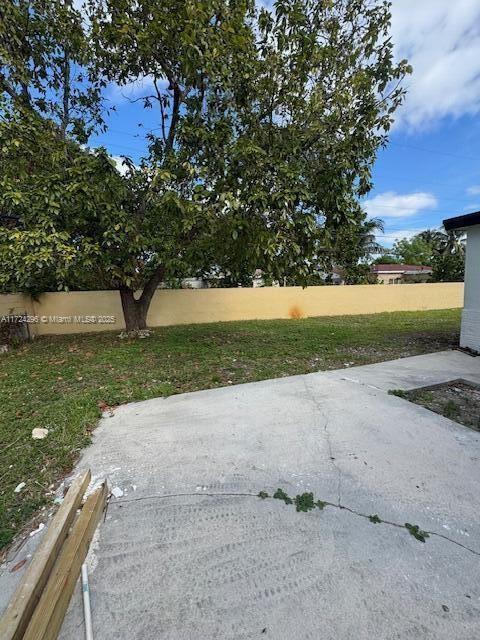 view of yard with a patio