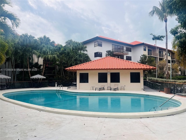 view of swimming pool