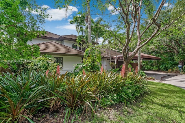 view of front of property with a front yard and a carport