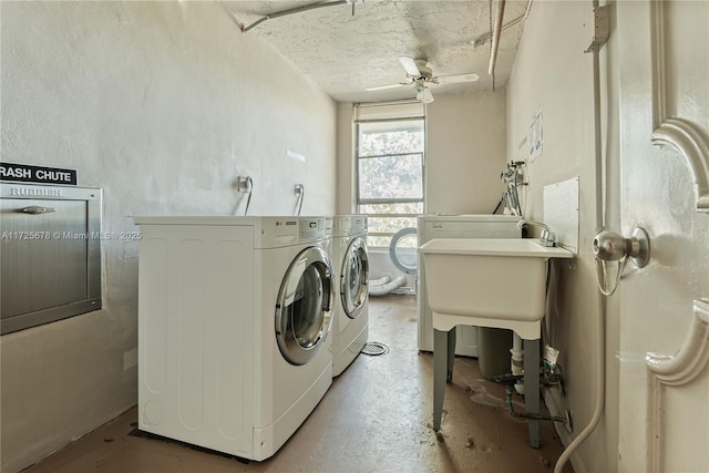 clothes washing area featuring a textured ceiling, washing machine and dryer, and ceiling fan