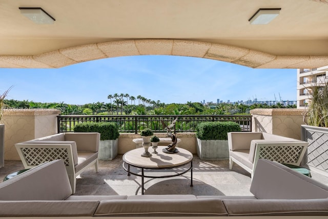 balcony featuring an outdoor hangout area and a city view