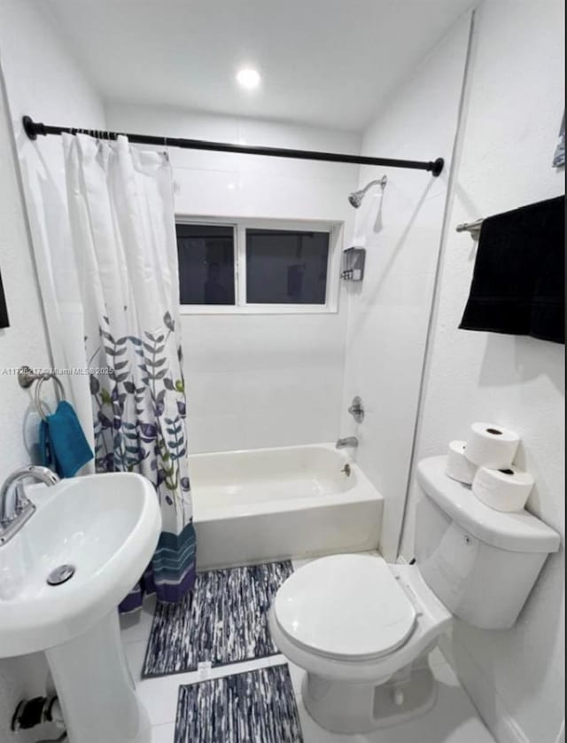 bathroom featuring toilet and shower / bath combo