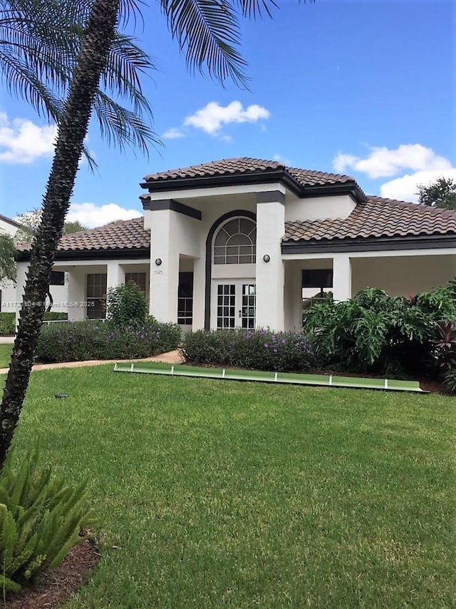 view of front of property featuring a front yard