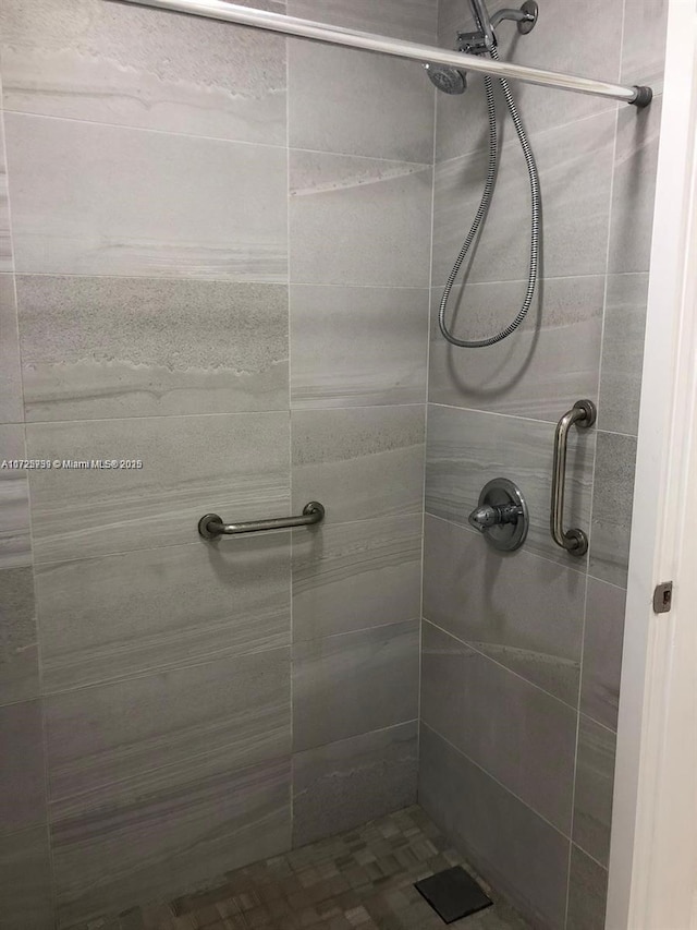 bathroom featuring tiled shower