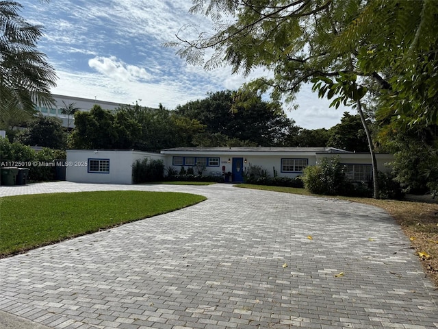 ranch-style house featuring a front lawn