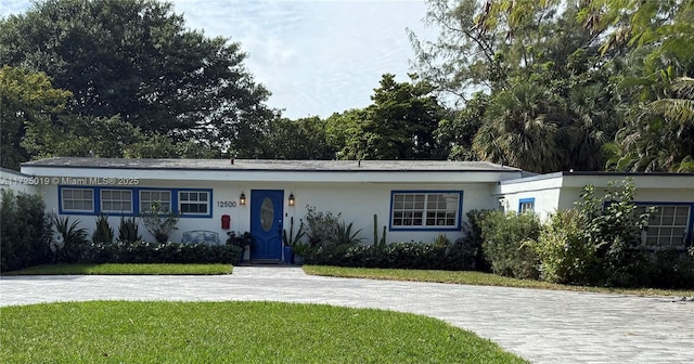 ranch-style home featuring a front lawn