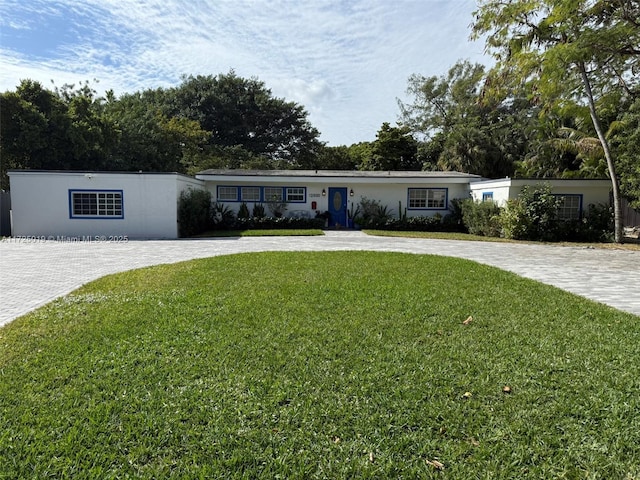 single story home featuring a front lawn