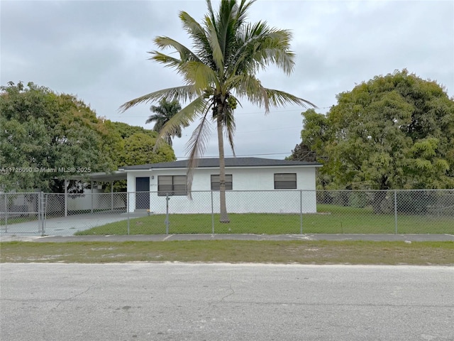 view of front of home featuring a front yard