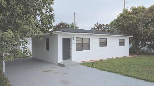 view of front of home with a front lawn