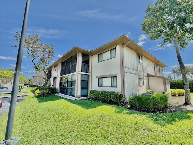 view of side of property featuring a lawn