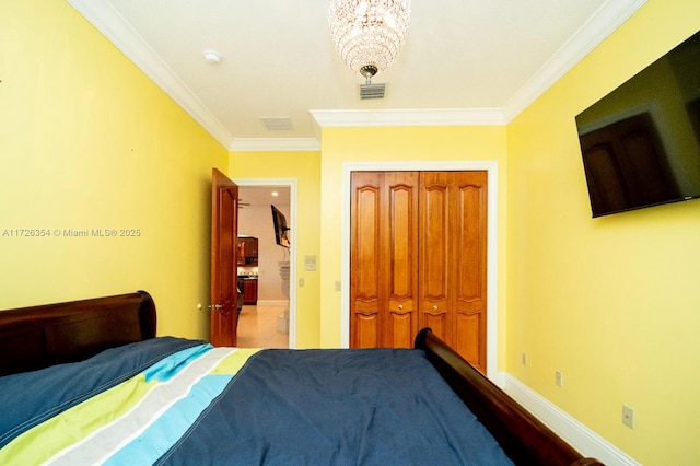 bedroom with ornamental molding, a closet, visible vents, and baseboards