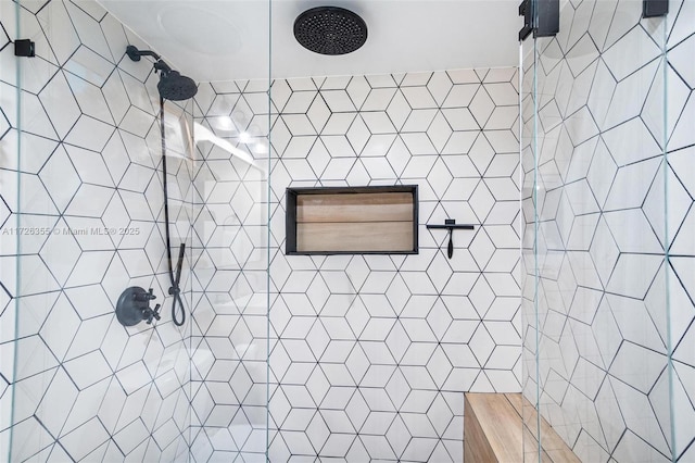 bathroom featuring tiled shower