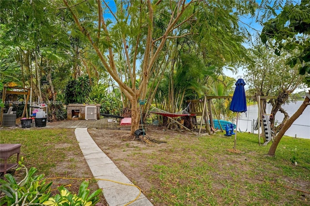 view of yard featuring a storage unit