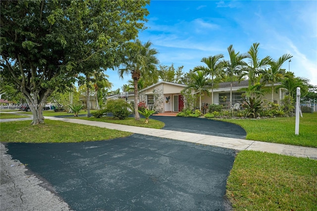 view of front facade featuring a front yard