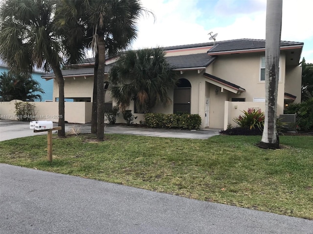 view of front of property featuring a front lawn