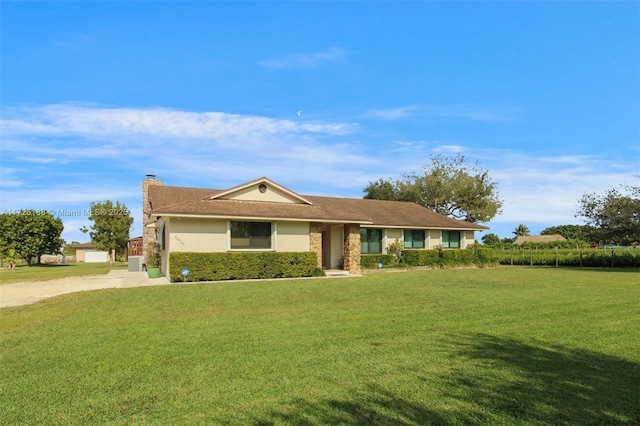 ranch-style house featuring a front yard