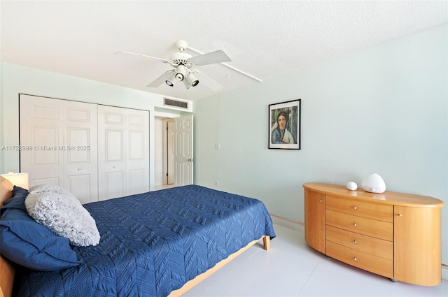 bedroom featuring a closet, ceiling fan, and a textured ceiling