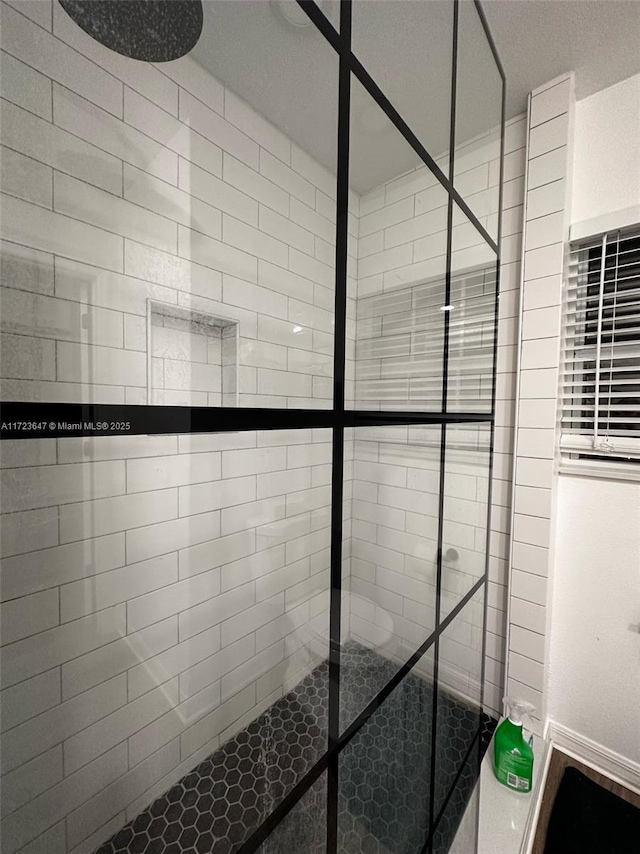 bathroom featuring a tile shower