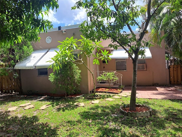 view of yard featuring a patio