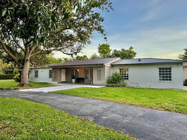 view of front of home featuring a front yard