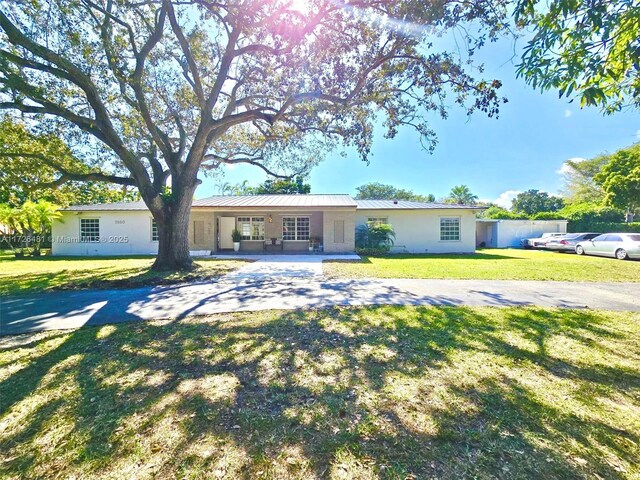 view of front of home featuring a front lawn