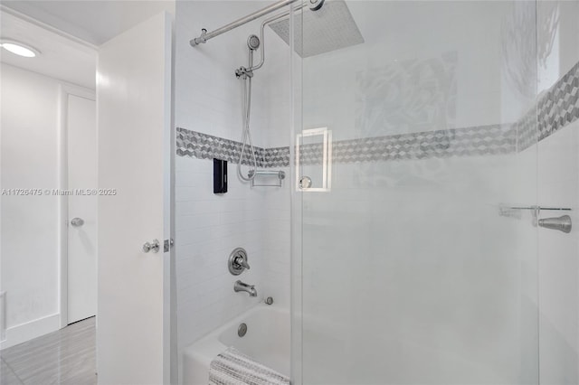 bathroom with enclosed tub / shower combo