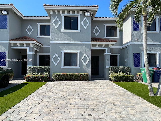 view of front facade featuring a front lawn