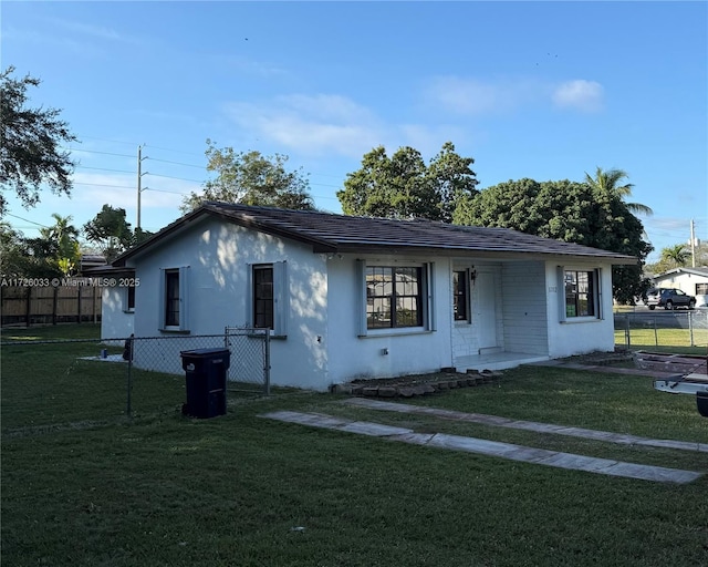 view of front of home featuring a front lawn