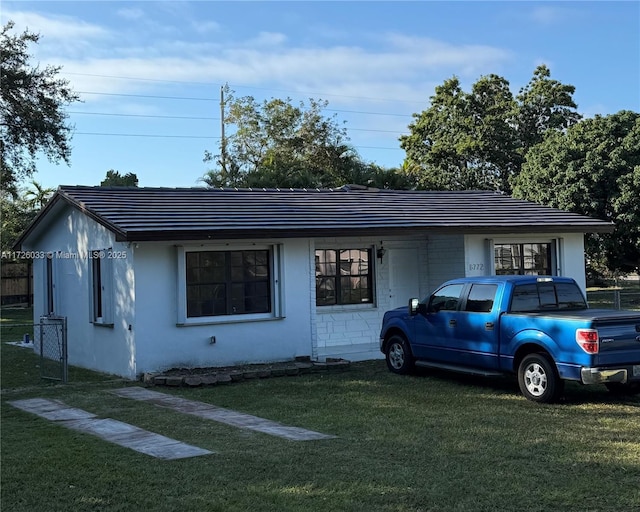 view of front of property featuring a front yard